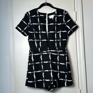 J.O.A Los Angeles Geometric V Neck Short Sleeve Skort Dressy Romper Size Medium